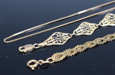 Lot 322 - A 9ct gold and filigree worked lozenge shaped...