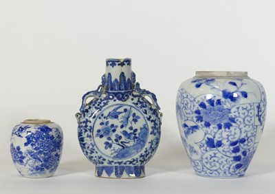 Lot 196 - A Chinese blue & white porcelain moon flask,...