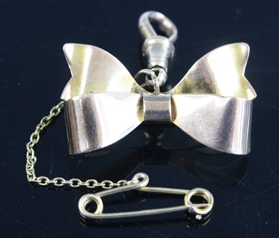 Lot 335 - An 9ct gold ribbon pendant brooch, on probably...
