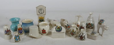 Lot 213 - A collection of crested china, to include a...