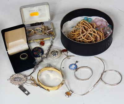 Lot 435 - A collection of costume jewellery to include...