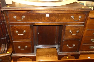 Lot 1247 - A mahogany and crossbanded kneehole dressing...
