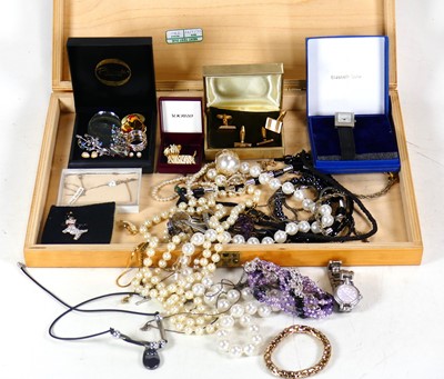 Lot 379 - A collection of costume jewellery to include a...