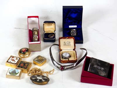 Lot 381 - Costume jewellery to include a gilt metal rope...