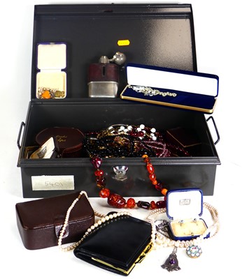 Lot 386 - A collection of jewellery to include a...