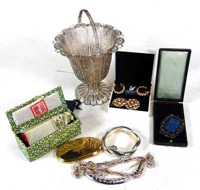 Lot 387 - A collection of items to include white metal...