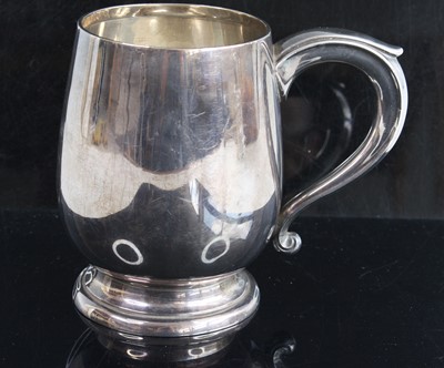 Lot 199 - A George V silver tankard, of barrel shape...