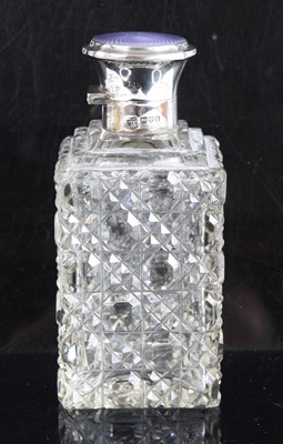 Lot 190 - A George V scent bottle, having a hobnail cut...