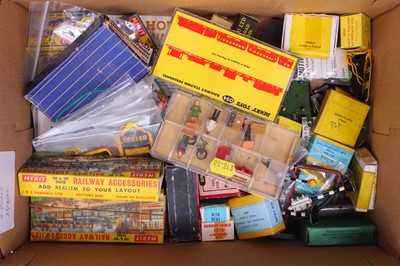 Lot 289 - Shoebox containing Dublo and Merit items: six...