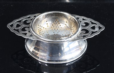 Lot 197 - A George V silver tea strainer, having pierced...