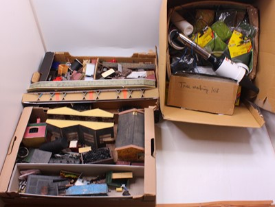 Lot 194 - Three boxes containing various 0 gauge...