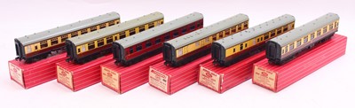 Lot 310 - Six Hornby Dublo 2 rail Western region coaches,...