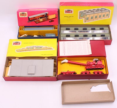 Lot 309 - Hornby Dublo 2 rail accessories to include a...