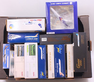 Lot 2020A - 12 mixed scale modern issue diecast aircraft...