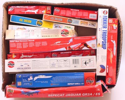 Lot 678 - One tray containing 14 various Airfix plastic...