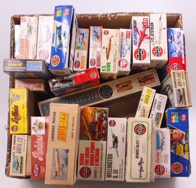 Lot 685 - Approx 25 plastic Airfix aircraft kits, to...