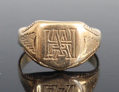 Lot 258 - A gent's 18ct gold signet ring, size R, 8g