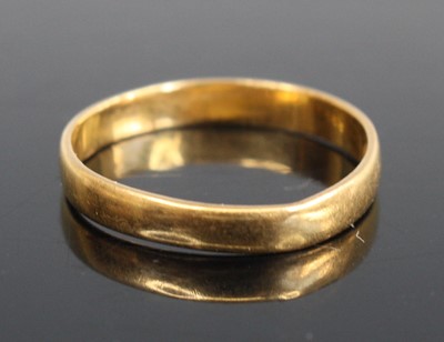 Lot 259 - A Victorian 22ct gold court shaped wedding...