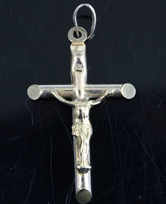 Lot 272 - A 9ct gold crucifix pendant, 3.3cm (excluding...