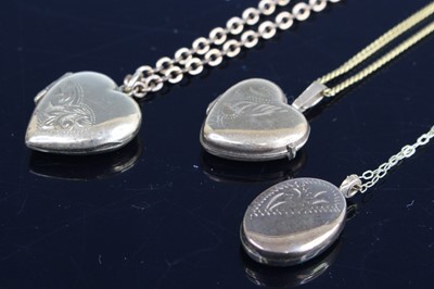 Lot 282 - A 9ct gold heart shaped locket on finelink...