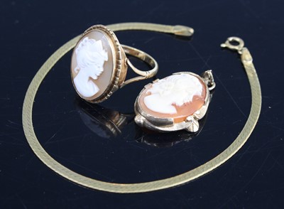 Lot 283 - A modern 9ct gold bracelet, 1.9g, together...