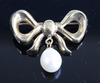 Lot 308 - A modern 9ct gold ribbon brooch having single...