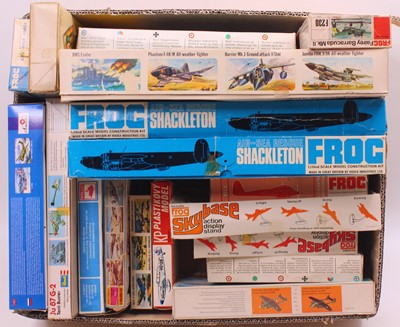 Lot 690 - Eighteen Frog plastic aircraft kits of various...