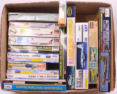 Lot 692 - One tray containing 15 various plastic...