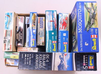 Lot 695 - One tray containing 12 plastic aircraft kits,...