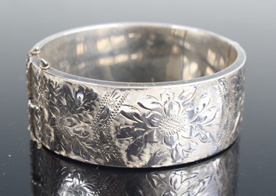 Lot 313 - A Victorian style hollow silver hinge bangle,...
