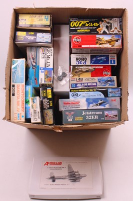 Lot 703 - 18 various plastic aircraft kits to include a...
