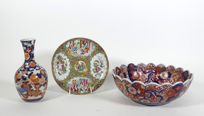 Lot 8 - A Chinese Canton porcelain plate, decorated in...
