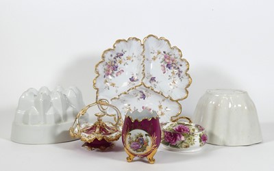 Lot 31 - A collection of ceramics, to include a French...