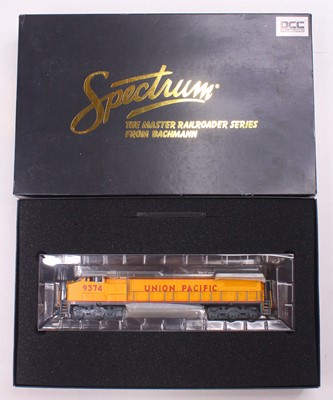 Lot 392 - Bachmann Spectrum HO gauge 8-40CW loco, in...