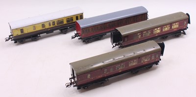 Lot 131 - Four 1935-41 Hornby 0-gauge No.2 coaches, all...