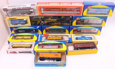 Lot 408 - One tray containing various HO gauge wagons to...
