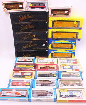 Lot 474 - One tray containing HO gauge wagons to include...