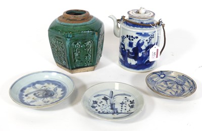 Lot 63 - A group of Chinese ceramics, to include a blue...