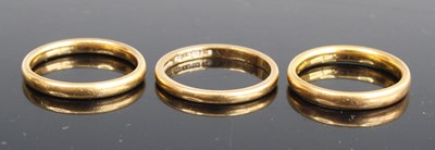 Lot 251 - A 22 carat gold court shaped wedding band,...