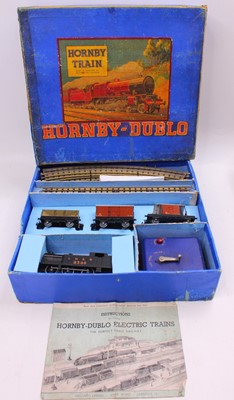 Lot 266 - Hornby Dublo EDG7 LNER set, comprising a black...
