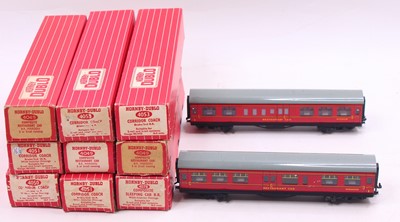 Lot 305 - One tray containing 11 Hornby Dublo 2 rail...