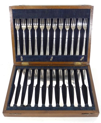 Lot 141 - A Walker & Hall silver plated set of twelve...