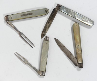 Lot 219 - A George III folding fruit fork, having silver...