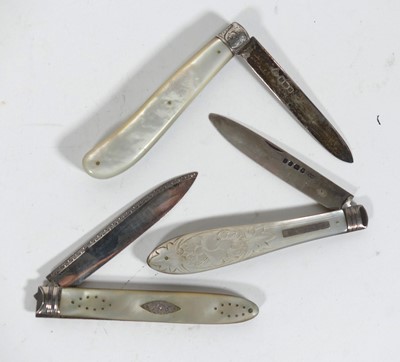 Lot 220 - A George III folding fruit knife, having a...