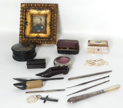 Lot 250 - A collection of mixed items to include...