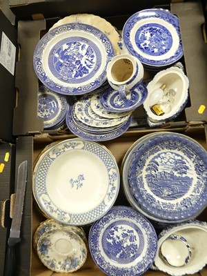 Lot 423 - A collection of blue and white ironstone...