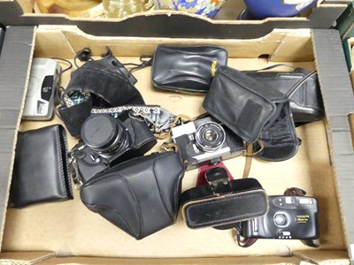 Lot 438 - A collection of assorted cameras, to include a...