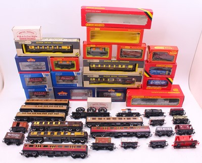 Lot 352 - One tray containing various 00 gauge wagons...