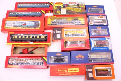 Lot 349 - One tray containing various 00 gauge wagons...