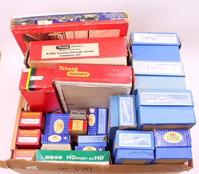Lot 313 - One large tray containing various Hornby Dublo...